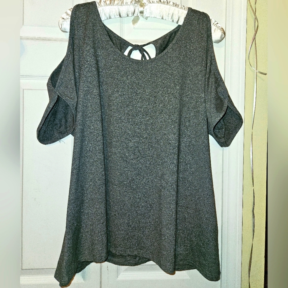 #462 SHEIN Curve- Women's Gray Cold Shoulder Top-Size: 1X